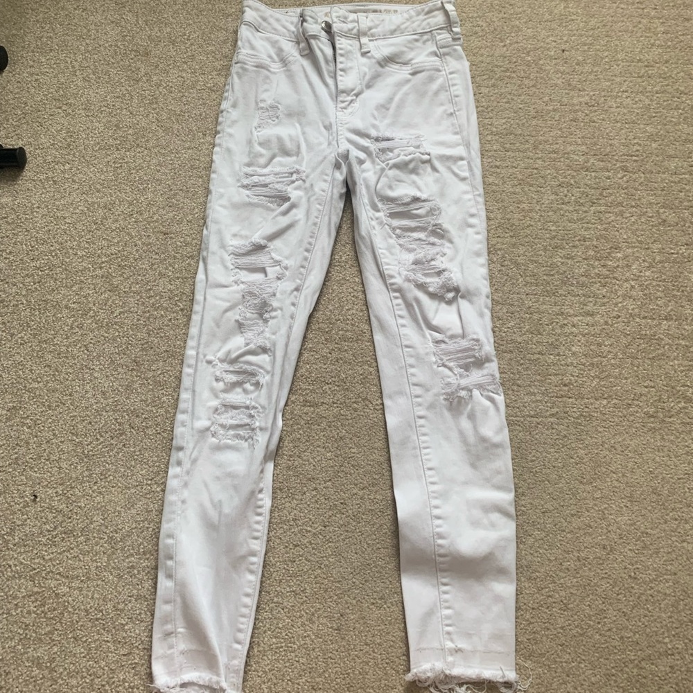White ripped skinny jeans from American Eagle. Size 2